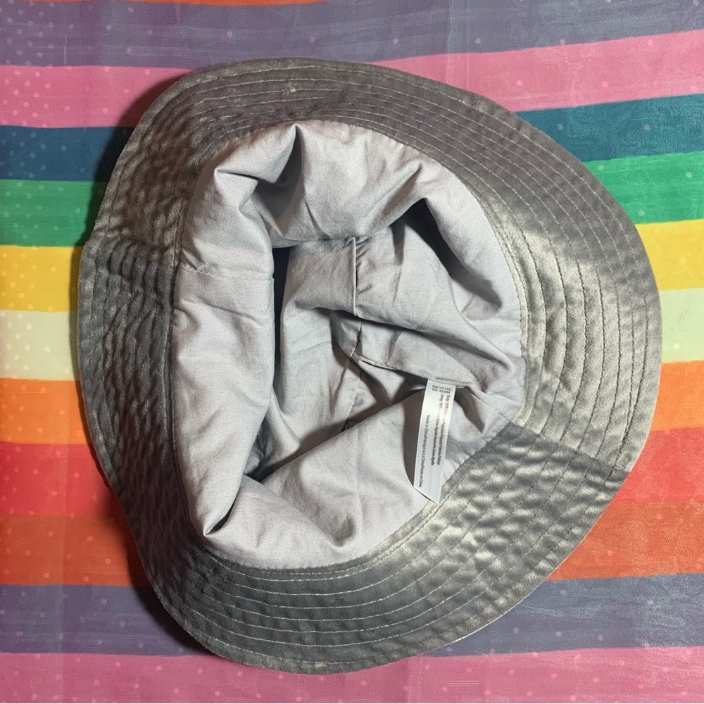 🩶 UO 🩶 Silver Velvet Bucket Hat 🩶 NWOT 🩶 Grey Lined Interior 🩶 One Size 🩶 - Picture 3 of 11